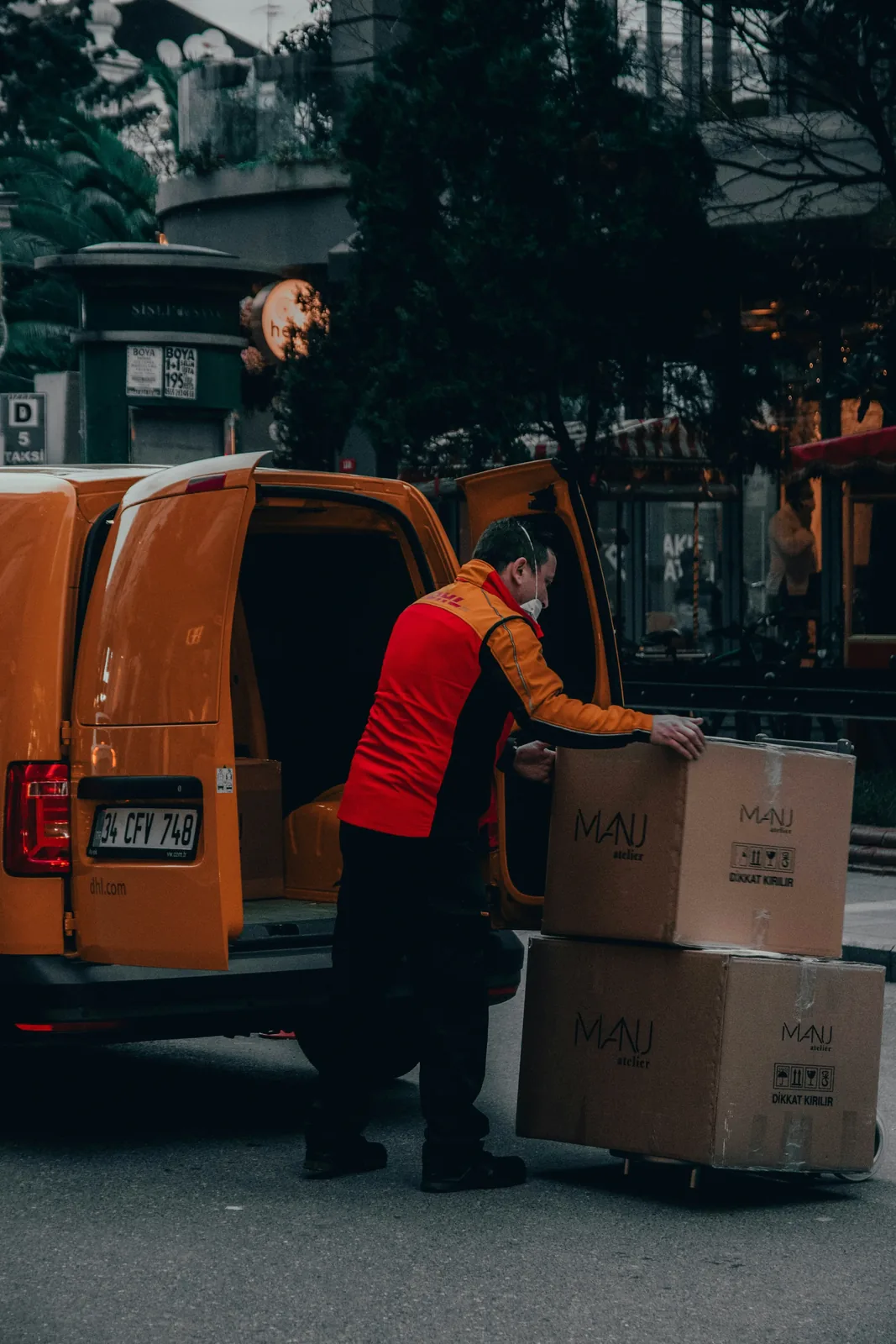 Logistics &
Courier